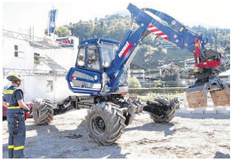 Example of an operator where he is mobile around the robot